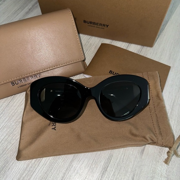 Burberry sunglasses - Picture 5 of 8